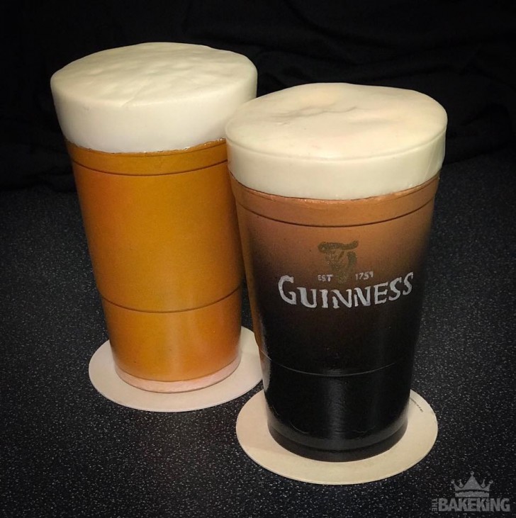 Een toast op het vakmanschap van deze jonge banketbakker! Maar denk niet dat je uit deze twee glazen bier kunt drinken...