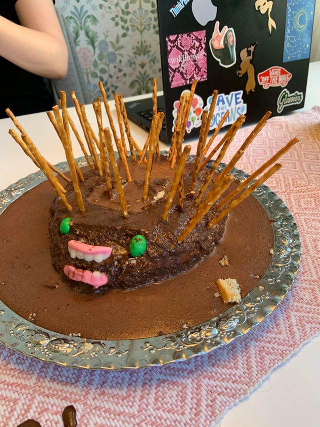 3. "Io e i miei amici volevamo fare una torta a forma di riccio" ...che dire, l'idea non era buona in partenza forse, ma il risultato è a dir poco agghiacciante!