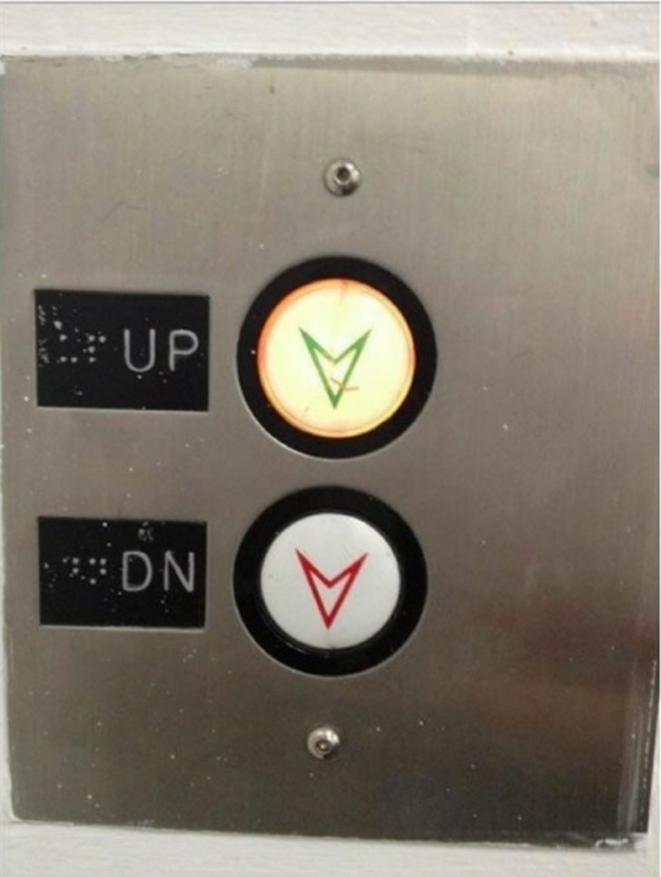 16. En haut ou en bas ? Demandez à l'homme qui a monté le panneau de boutons !