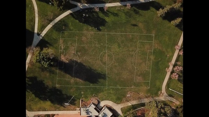 8. Avec mon drone, j'ai trouvé ce terrain de football : celui qui l'a dessiné était certainement un peu distrait !