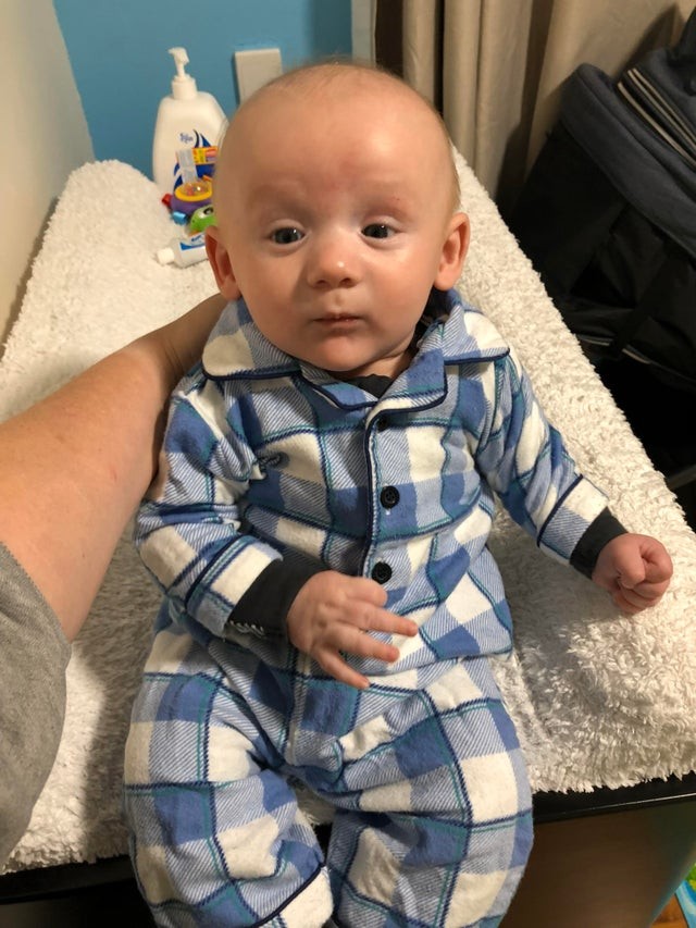 Un pyjama de grand-père pour un bébé grand-père