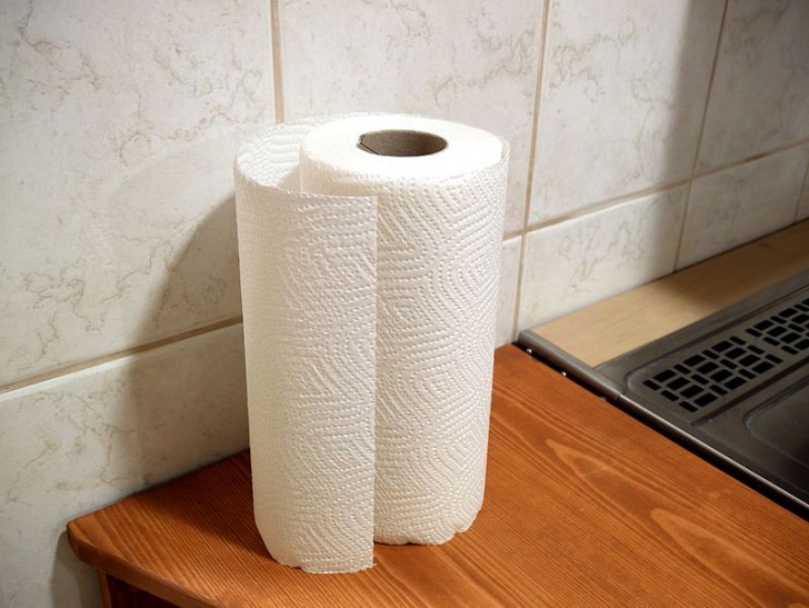4. Gießen Sie ein paar Tropfen ätherisches Öl auf den Pappzylinder im Inneren der Papierrollen in der Küche oder sogar der Toilettenpapierrollen im Badezimmer und verwandeln Sie sie so in Raumlufterfrischer
