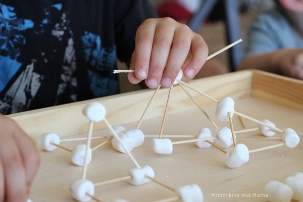 4. Stuzzicadenti e marshmallow: un modo semplice per costruire di tutto