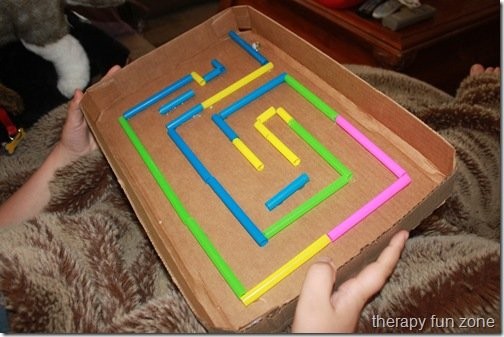 8. Un divertente labirinto fatto con le cannucce di plastica