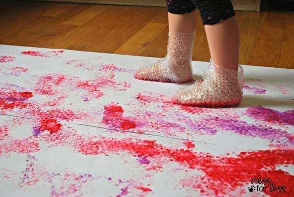 9. Create calzature con il pluriball e un po' di nastro adesivo: usarli per dipingere camminando sarà divertentissimo