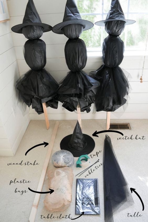 4. Des sacs en plastique, un tissu noir, du tulle et des chapeaux de sorcière de la même couleur : prêts à fabriquer des ombres de sorcières pour décorer la maison ?