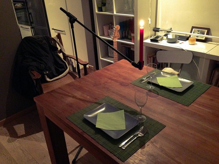 13. Quand on a prévu un dîner romantique, on n'a pas de chandelier, mais on a une perche pour micro