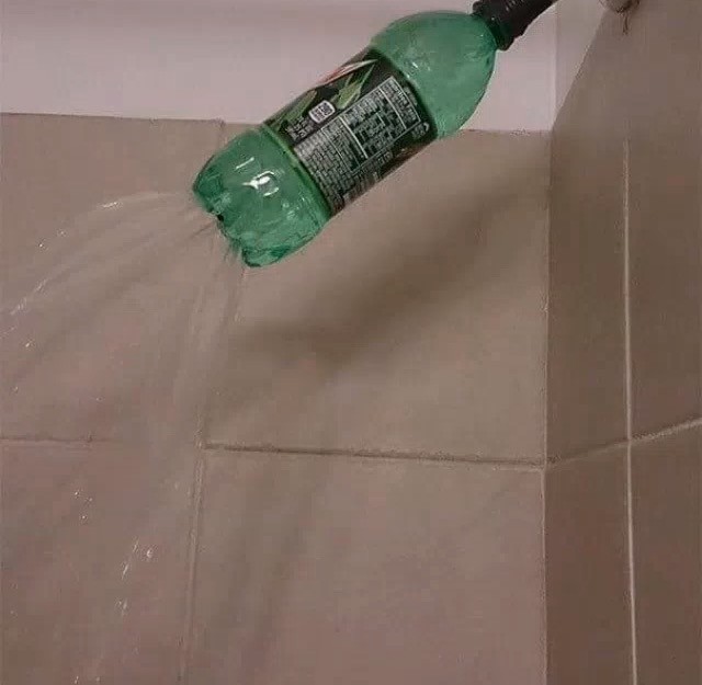 17. Une douche cassée et une bouteille à portée de main : voilà la solution !