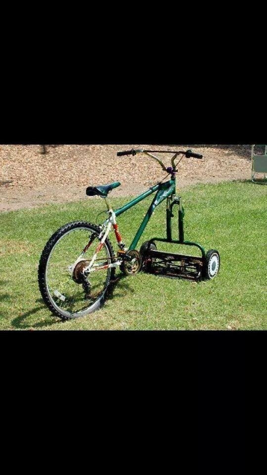 4. Faire du vélo et tondre la pelouse en même temps : celui qui a inventé cet "hybride" est un vrai génie !