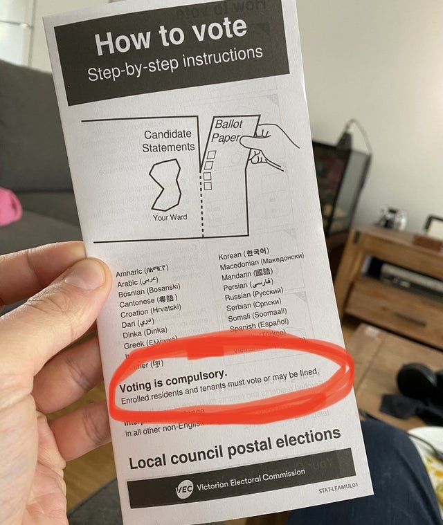 In Australien wurde in Zeiten von Wahlen dieses Flugblatt verteilt, das nicht nur klare Informationen darüber gibt, wie man wählen soll, sondern auch daran erinnert, dass dies obligatorisch ist!