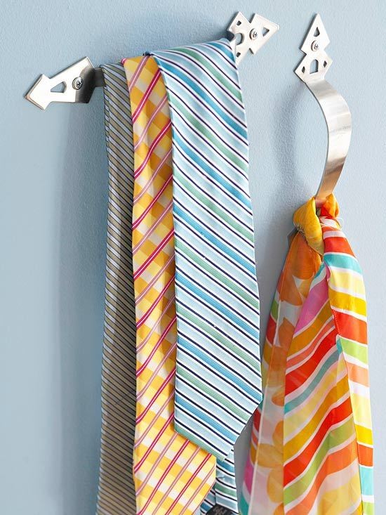 3. Bei Krawatten und Schals oder Tüchern sind auch an der Wand oder an der Wand einiger Möbel befestigte Griffe eine nützliche und originelle Idee