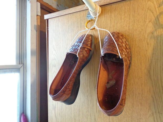 4. Gibt es irgendein Paar Schuhe, das Sie oft benutzen? Sie können es mit einem einfachen gefalteten Eisenbügel vom Boden entfernt aufbewahren