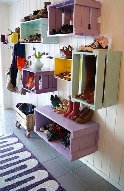 5. Des coffres en bois, peints dans des couleurs agréables, deviennent de parfaites étagères pour débarrasser le sol de vos chaussures