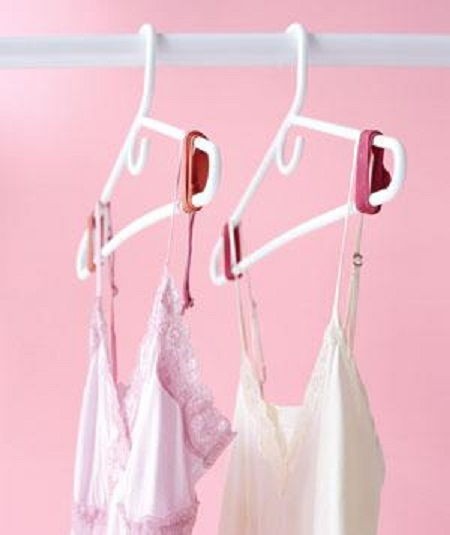 8. Door de elastische banden glijden de kleren niet van hangers zodat er geen rommelige stapel op de bodem van de kledingkast ontstaat