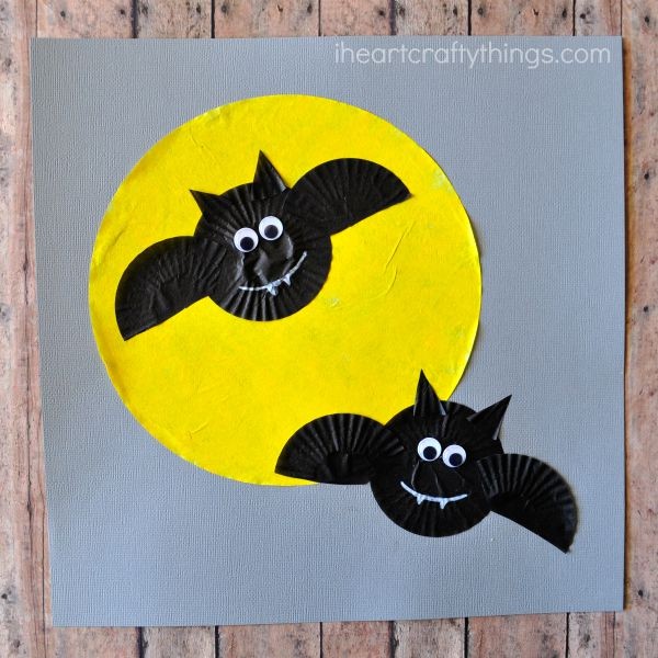 5. Pirottini di carta per cupcakes dipinti di nero diventano pipistrelli