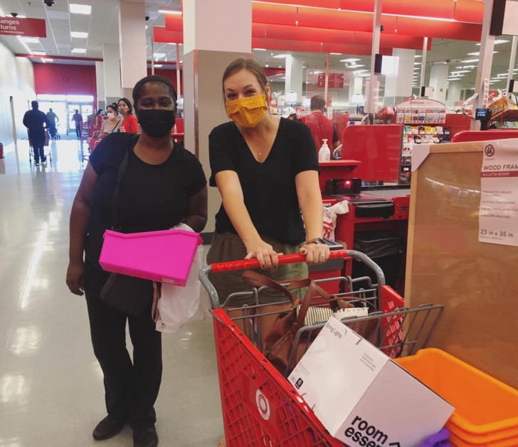 A teacher fills her trolley with school supplies: a stranger offers to pay for everything for her - 1