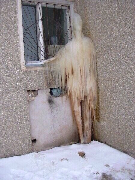 Le froid extérieur a créé une masse de glace qui donne l'idée d'être une présence obscure demandant à entrer dans la maison au chaud