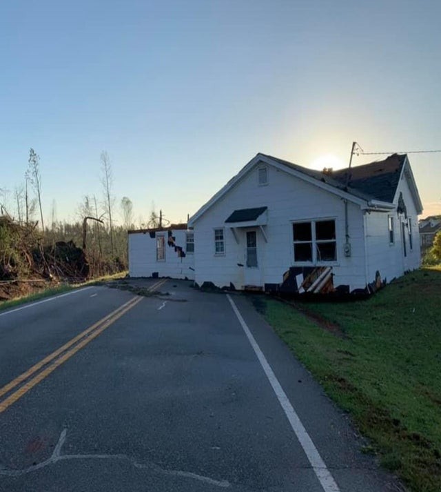 Un ouragan a arraché cette maison de ses fondations et l'a placée au milieu d'une route