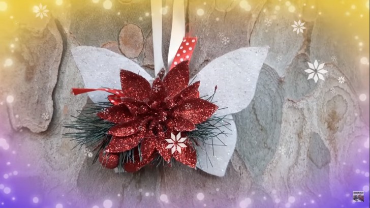 1. Stendete i tubi di cartone e appiattiteli, poi ricavate da essi la sagoma delle ali della farfalla e usatela come supporto da decorare con dettagli prettamente natalizi