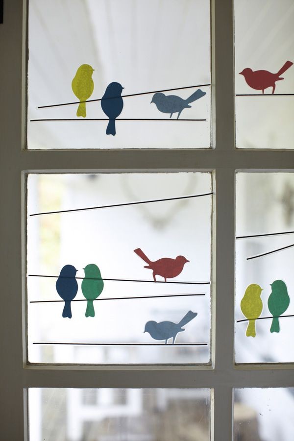 2. Un lavoretto che piacerà anche ai bimbi: ritagliare sagome di uccellini per decorare le finestre, come se si poggiassero sui fili della corrente