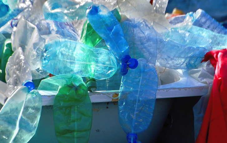 La Sicilia diventa plastic-free: addio alle stoviglie e ai contenitori non biodegradabili negli enti e negli uffici - 1