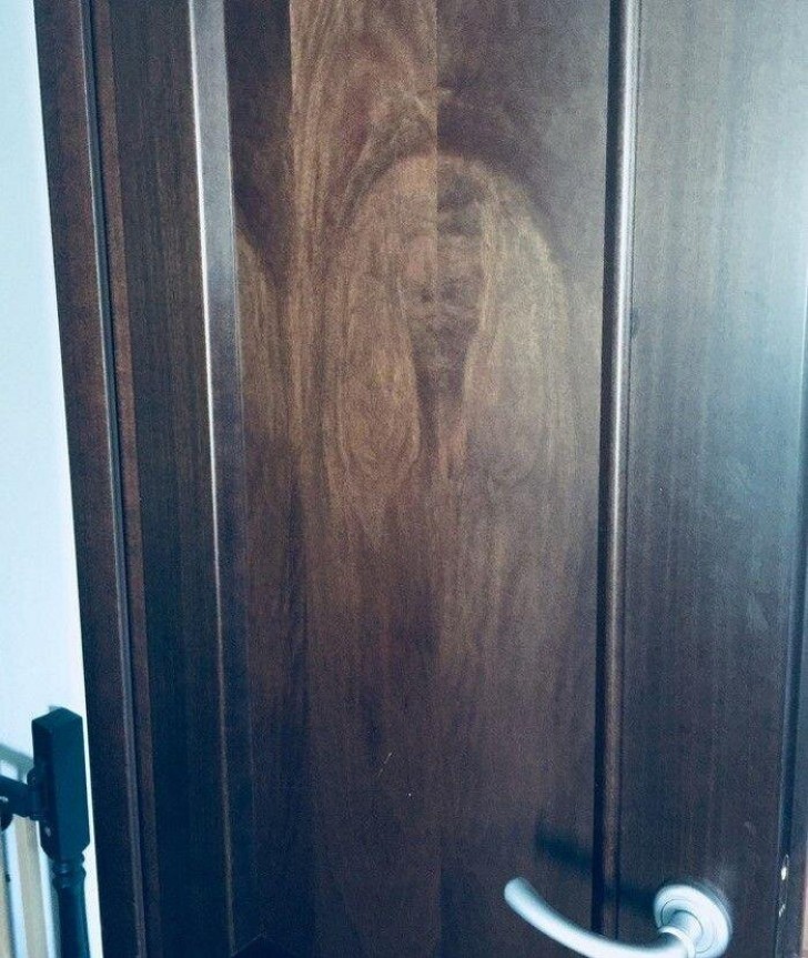 5. Se riuscite a scorgere l'immagine di una vecchia strega nelle venature del legno della porta...beh, probabilmente siete tra coloro che non entraranno!