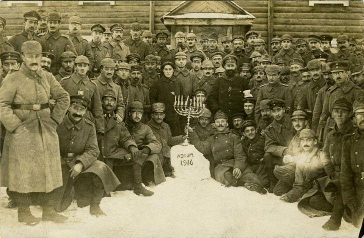 1. Einige deutsch-jüdische Soldaten feiern die siebte Nacht des Chanukka-Festes an der Ostfront (Russland, 1916).