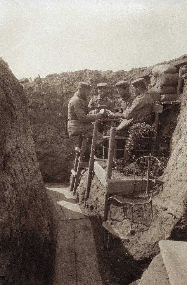 10. Soldats allemands jouant aux cartes dans une tranchée