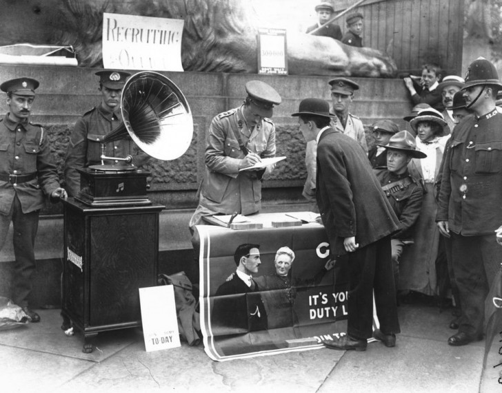 12. Am Trafalgar Square in London werden junge Menschen rekrutiert, die in den Krieg ziehen wollen (1914).