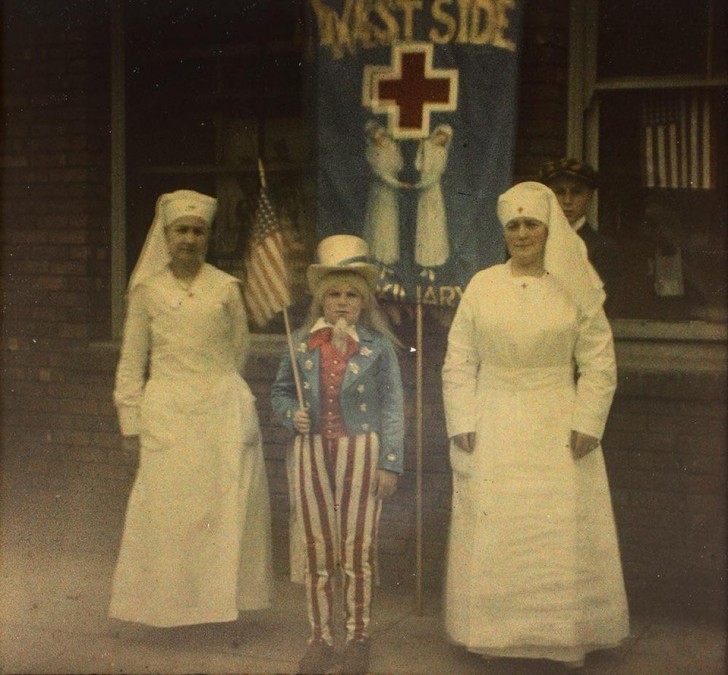 14. Deux infirmières et un garçon déguisé en "Oncle Sam" lors d'un défilé en soutien à la Première Guerre mondiale à Pasadena, Californie (1917)