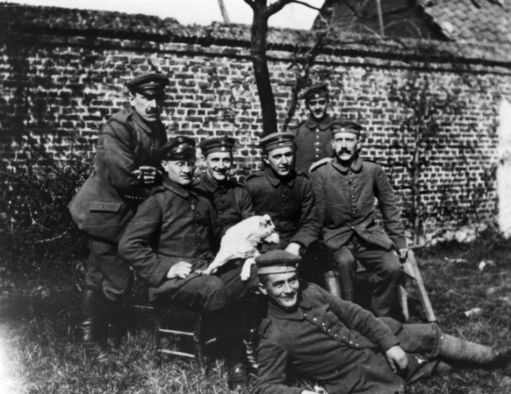 18. Un jeune Adolf Hitler pendant la Première Guerre mondiale (assis à droite), 1914