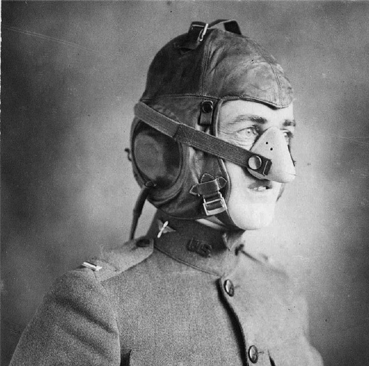 3. Ein Flieger aus dem Ersten Weltkrieg trägt eine "Sauerstoffmaske"...