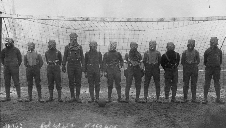 4. Eine britische Fußballmannschaft mit Gasmasken auf einem Spielfeld in Frankreich (1916)