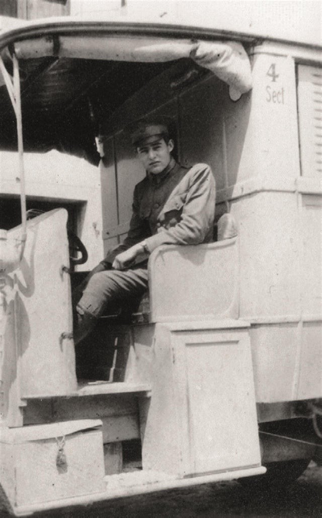 5. Ein sehr junger Ernest Hemingway, der während des Ersten Weltkriegs in Italien (1918) einen Krankenwagen des Amerikanischen Roten Kreuzes fuhr.