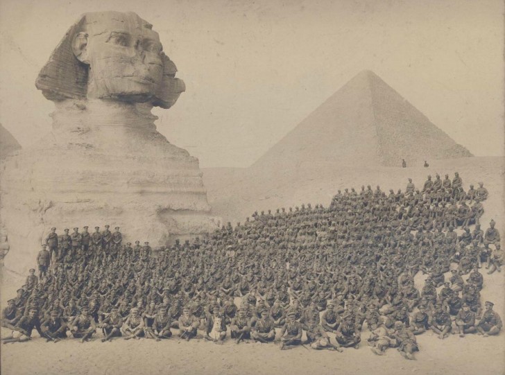 6. Britische und indische Soldaten vor der Sphinx in Ägypten während des Ersten Weltkriegs (1914-1918).