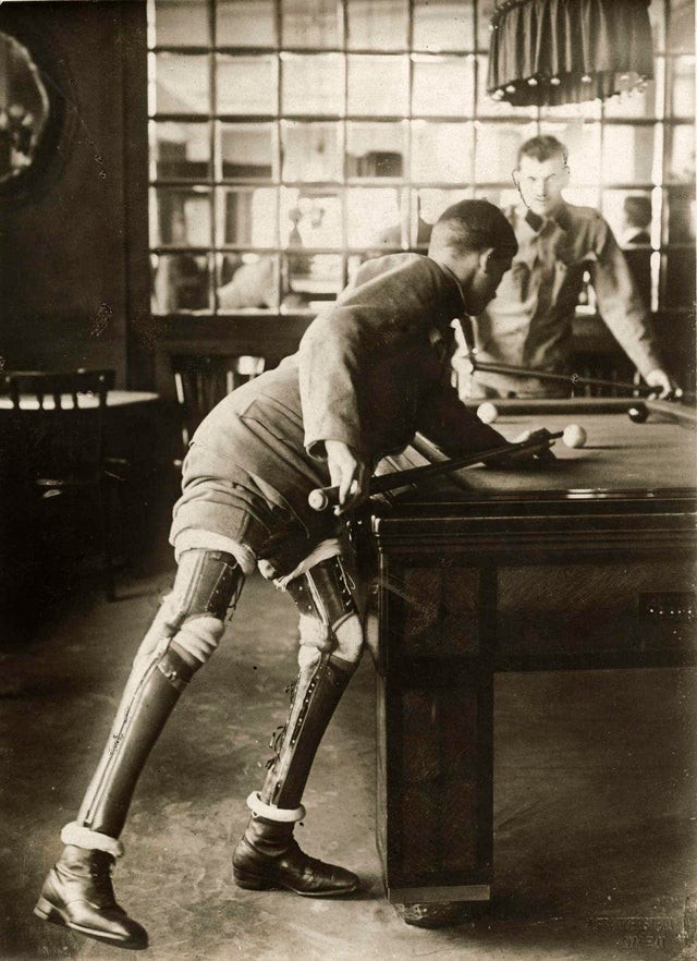 7. Ein Soldat, der während des Krieges beide Beine verlor, spielt Billard (1915)