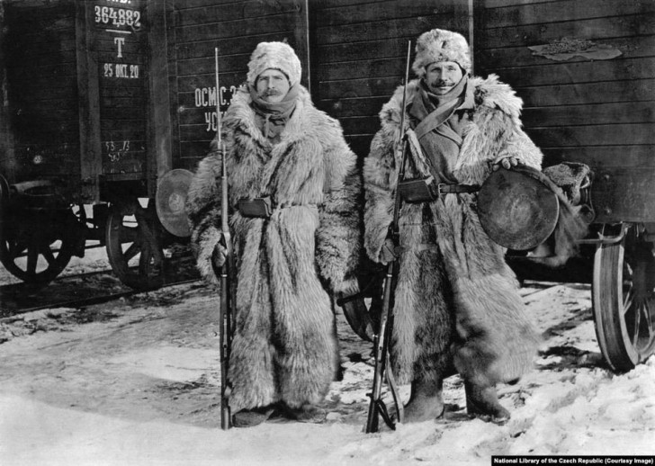 8. Des soldats tchèques gardent un train en Sibérie en une journée avec des températures de -40°C