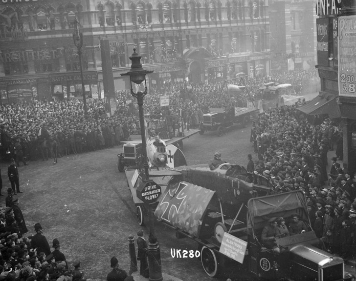 9. Parade in London mit der Gefangennahme eines deutschen Flugzeugs, 1918