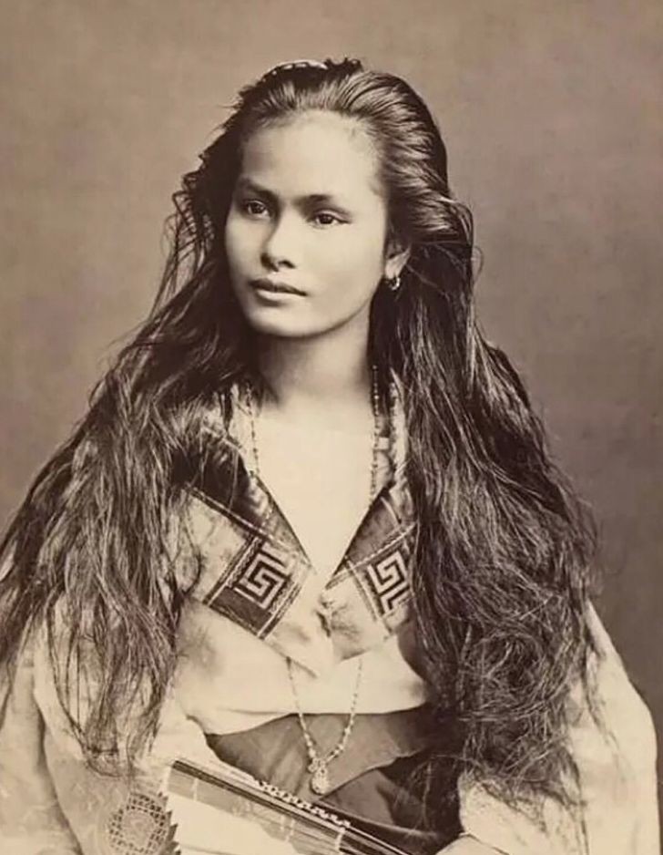 4. A wealthy indigenous woman, in a famous photo by Francisco Van Camp (circa 1875)