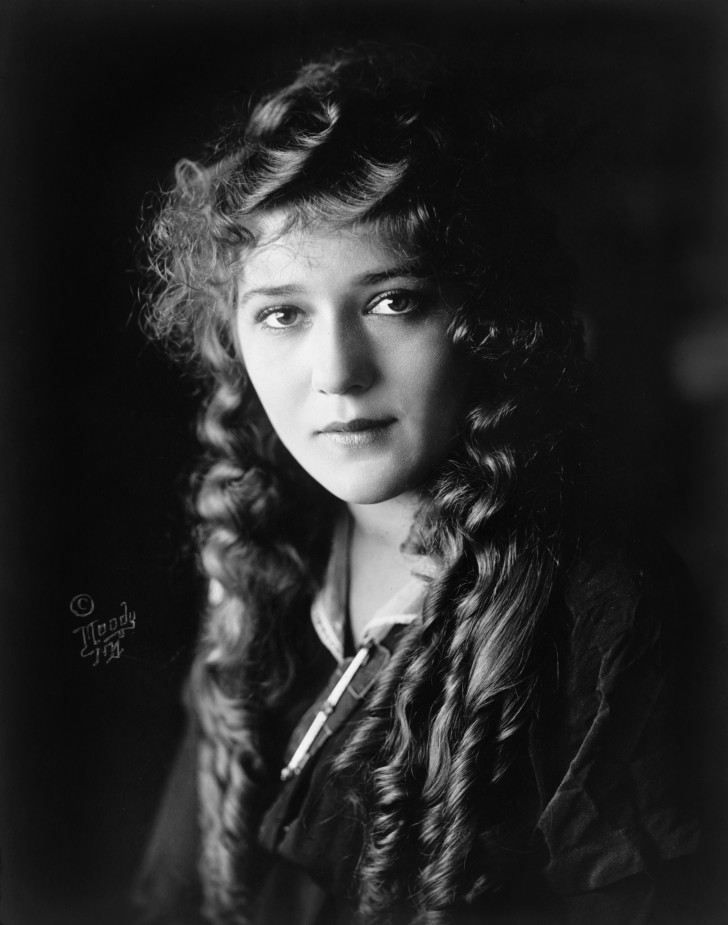 6. Mary Pickford (1892 - 1979) was a very famous Canadian-American actress who worked for the cinema for almost 50 years!