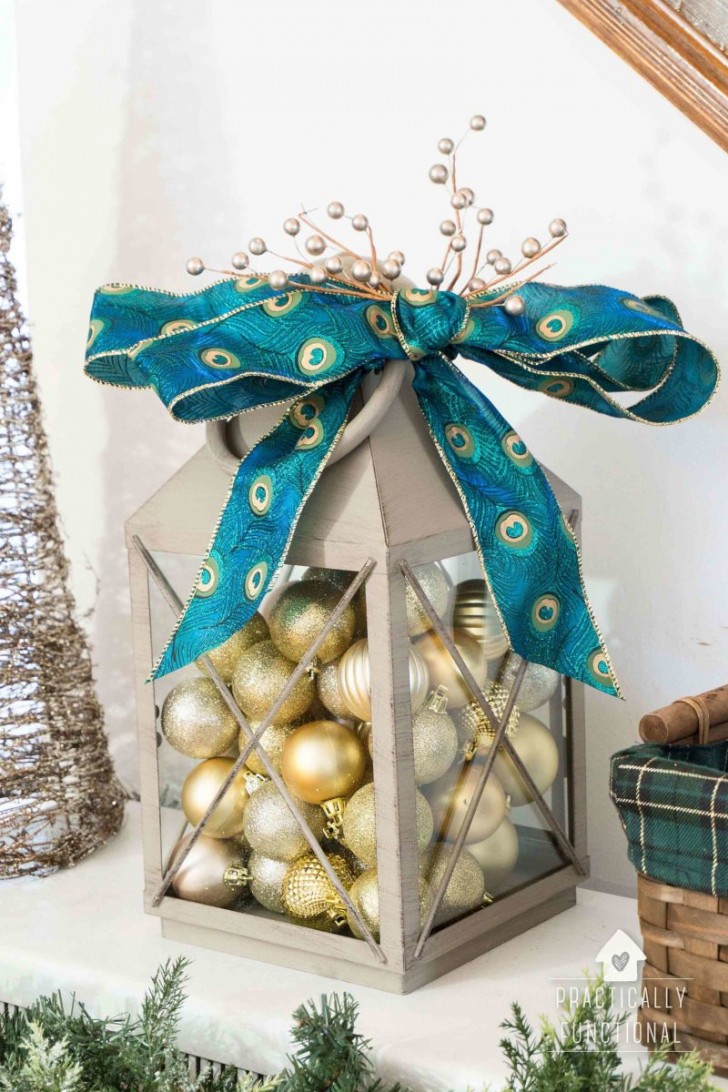 4. Een witte lantaarn, gouden decoratieve ballen en een mooi opvallend lint met een grote eenvoudige strik: een paar details voor een prachtig resultaat