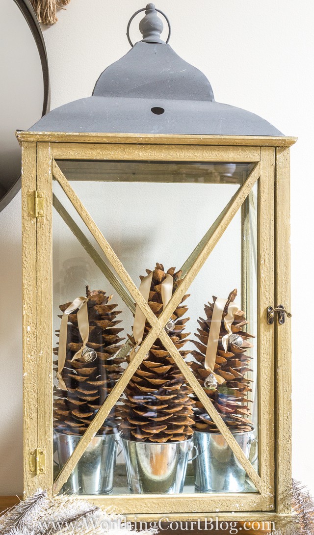 5. In lantaarns, vooral in houten lantaarns, zijn ook dennenappels een perfecte kerstdecoratie
