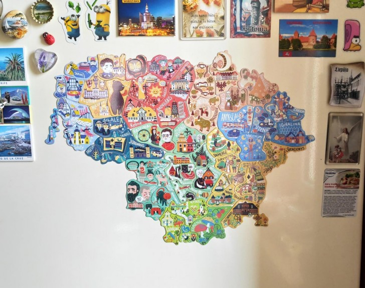 5. Questa mappa della Lituania è stata creata per promuovere il turismo: a ogni città corrisponde un magnete da attaccare e collezionare
