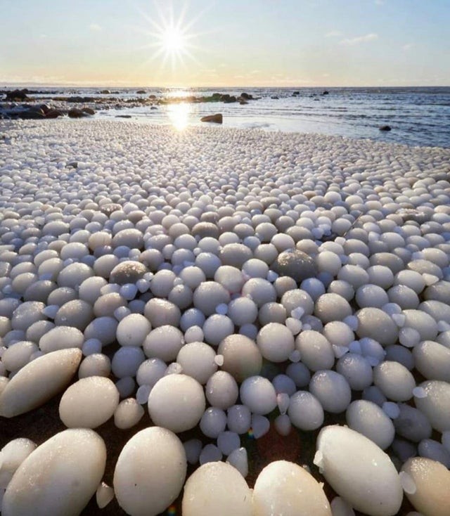 5. Ces œufs de glace dans le nord de la Finlande sont un phénomène rare qui se produit à cause du vent et de l'eau