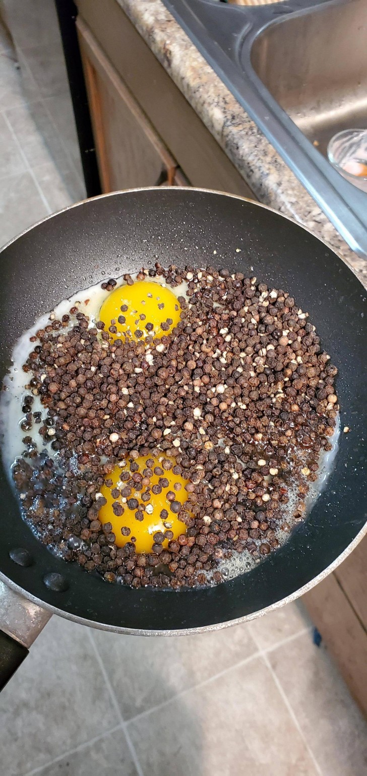 2. La mattina vuoi farti due uova con il pepe, ma il macinino della spezia si rompe improvvisamente e questo è il risultato: buona fortuna!