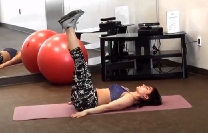 4. Leg raises: especially effective for the lower abdomen!