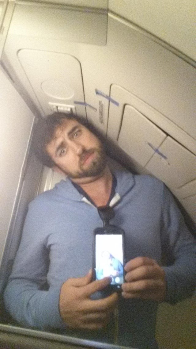 2. Dans l'avion que j'ai pris, il y avait des toilettes trop, trop petites !