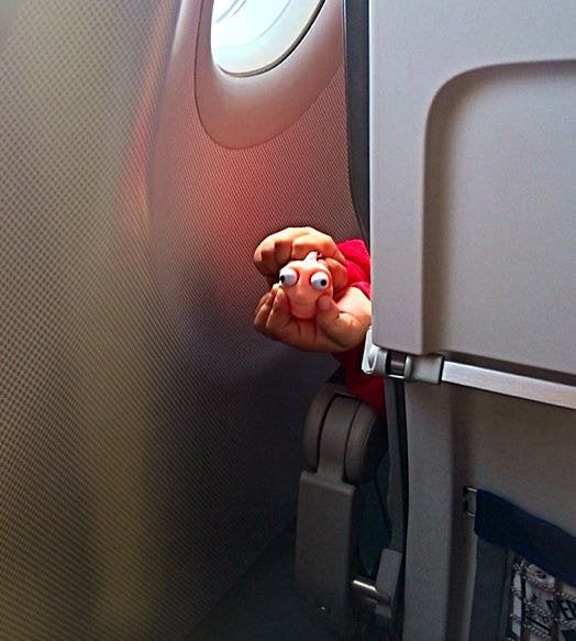 4. Wenn Sie eine Szene wie diese sehen, stellen Sie fest, dass sich ein kleiner Passagier vor Ihrem Sitz befindet...