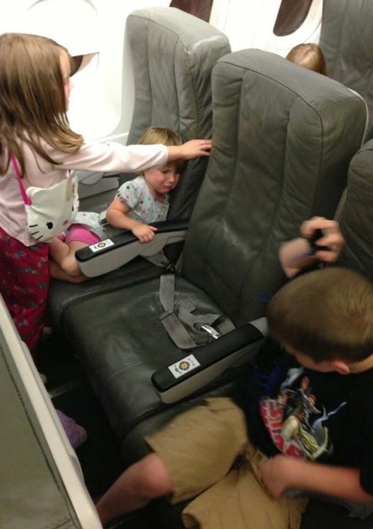8. Mehr als ein Flug in einem Flugzeug sieht es wie ein Kindergartenzimmer aus: mein Platz ist in der Mitte!
