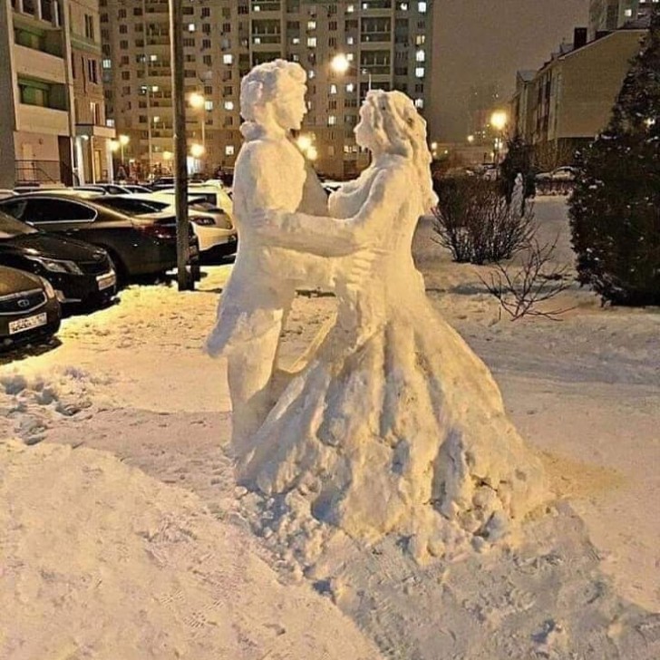 10. La rappresentazione romantica di una coppia in strada